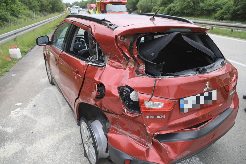 Der Mitsubishi kollidierte wohl infolge eines Reifenschadens mit einer Leitplanke und einem LKW.