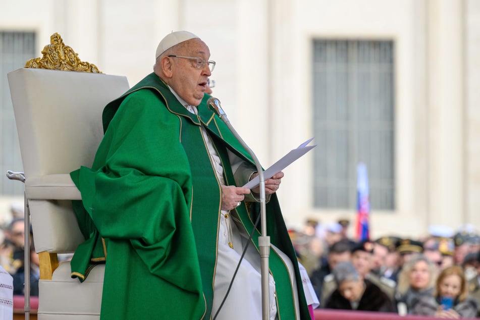 Bereits seit einigen Wochen scheint der Papst (88) gesundheitlich angeschlagen zu sein.