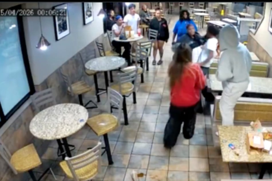 Die Rapperin (grauer Jogginganzug) sprang nach der Attacke auf.