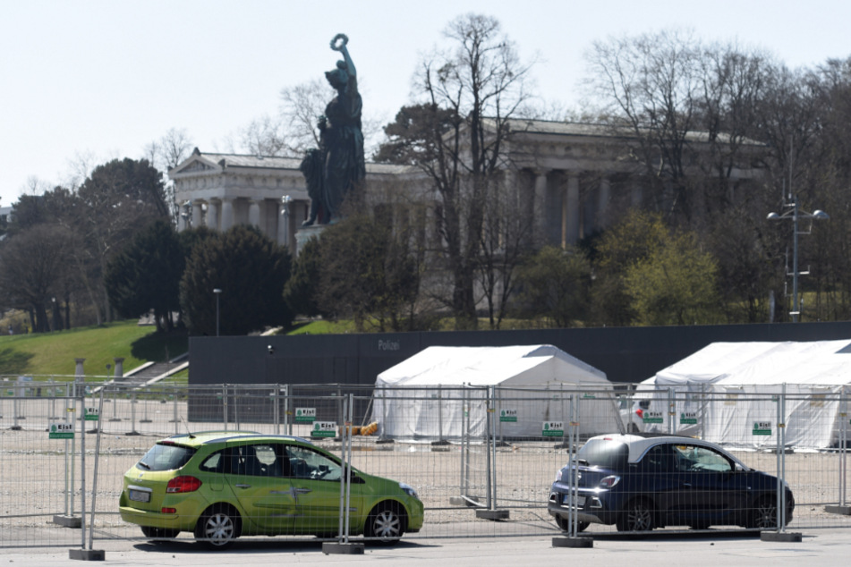 Autos stehen an der Drive-in-Teststation auf der Theresienwiese für Menschen mit Covid-19-Verdacht an.