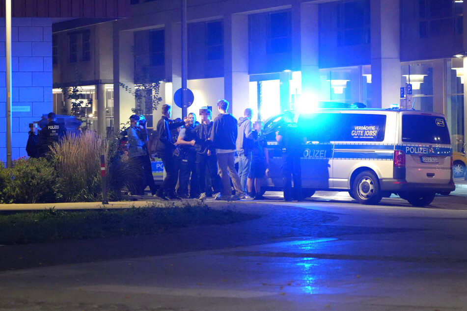 Die Dresdner Polizei musste am Montagabend wegen eines Raubdelikts und einer Prügelei zu einem Einsatz ausrücken.