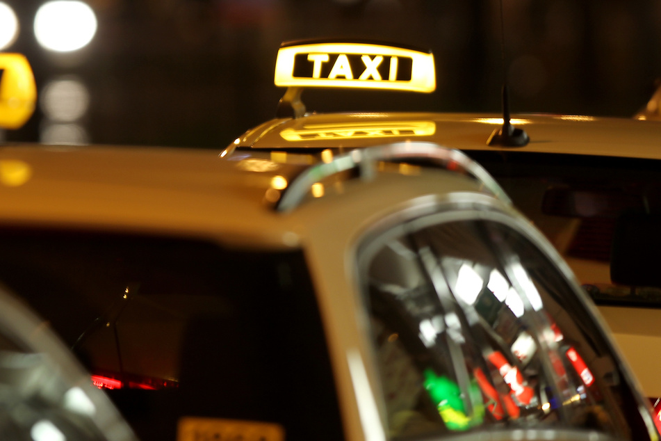 Ein 58 Jahre alter Taxifahrer wurde in der Nacht zu Samstag in Leipzig Opfer eines Überfalls. (Symbolbild)