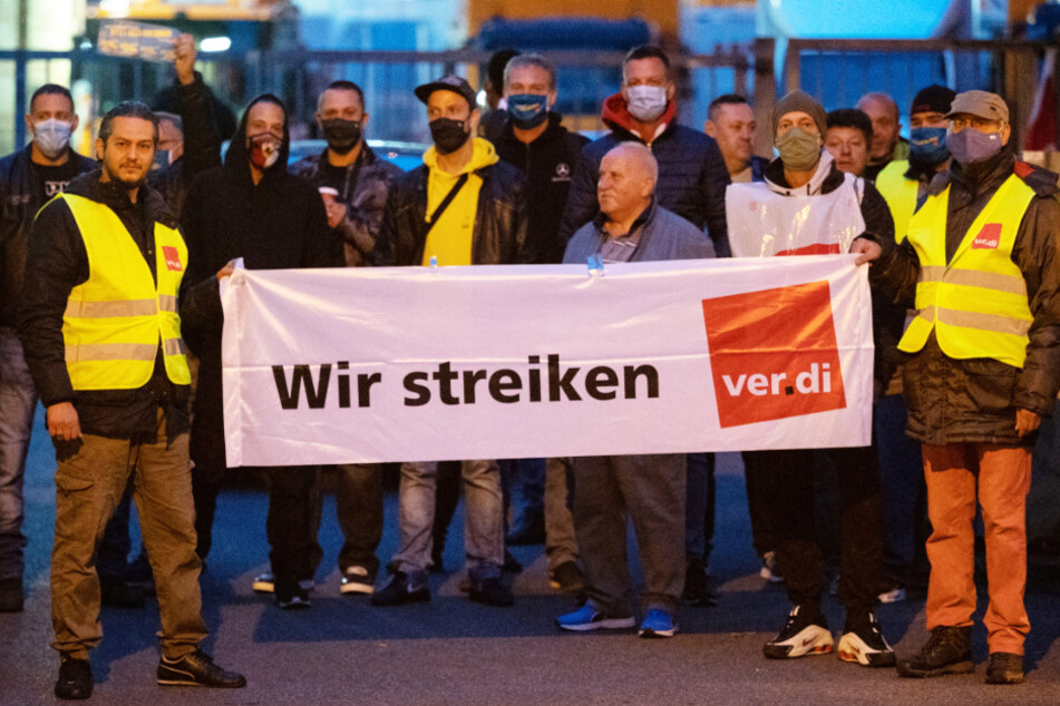 2. Oktober: Mitarbeiter der Abfallwirtschaft Stuttgart halten vor dem Tor einer Betriebsstelle in der Innenstadt ein Transparent mit der Aufschrift "Wir streiken".