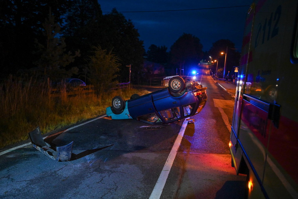 In einer Linkskurve verlor der Fahrer die Kontrolle und geriet auf die Gegenfahrbahn.