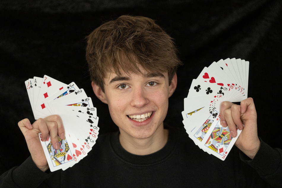 Maurice Grange (18) hält seine Spielkarten in den Händen.