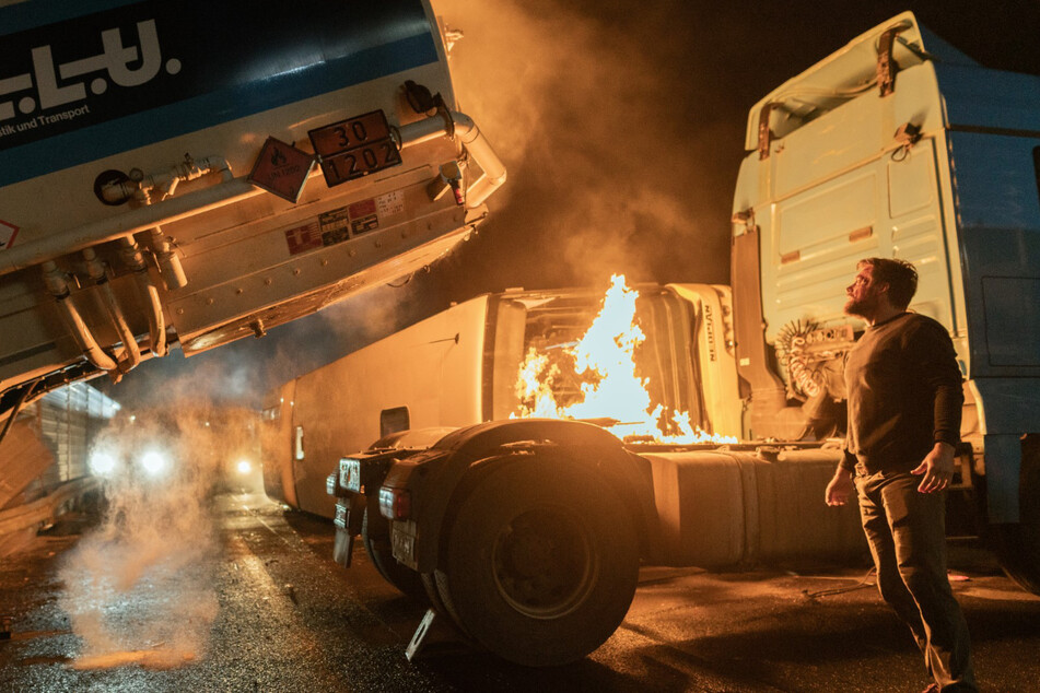 Explodierende Autos sind hier keine Seltenheit: Eine Szene aus der neuen Serie "Drift" mit Ken Dunken (43, r.)