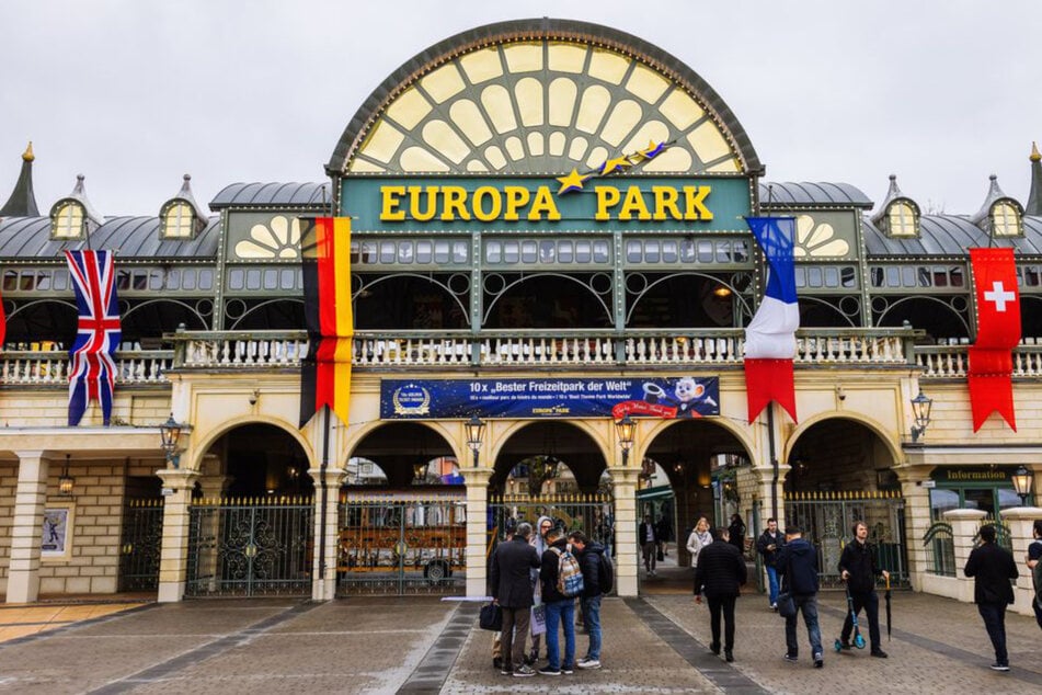 Der Europa-Park bietet mehr als 100 Attraktionen und Shows, die am Dienstag kurzzeitig zum Erliegen kamen.