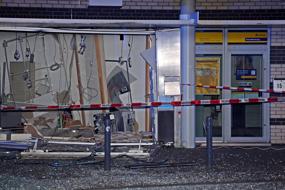 In Solingen-Ohligs haben Unbekannte einen Geldautomaten gesprengt.