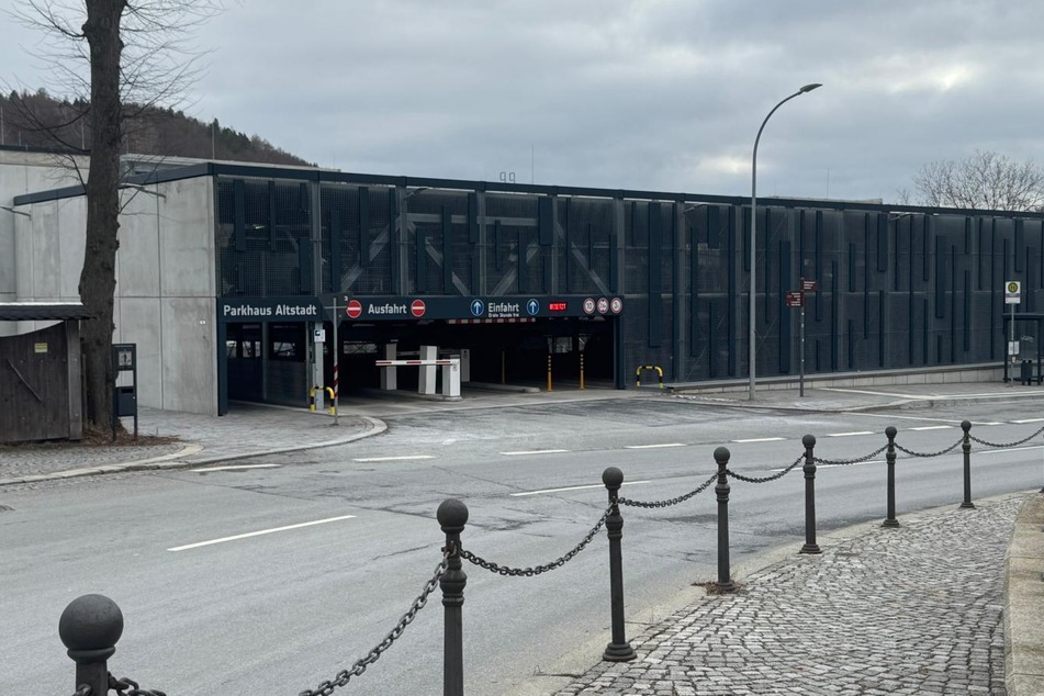 Unbekannte brachen in Schwarzenberg einen Kassenautomat im Parkhaus Altstadt auf.