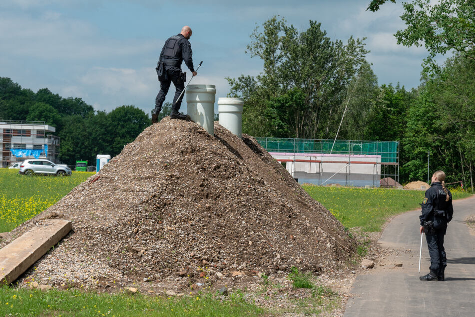 Sogar in diesen Haufen am Walduferviertel wurde nach der Kleinen gesucht - ohne Erfolg.