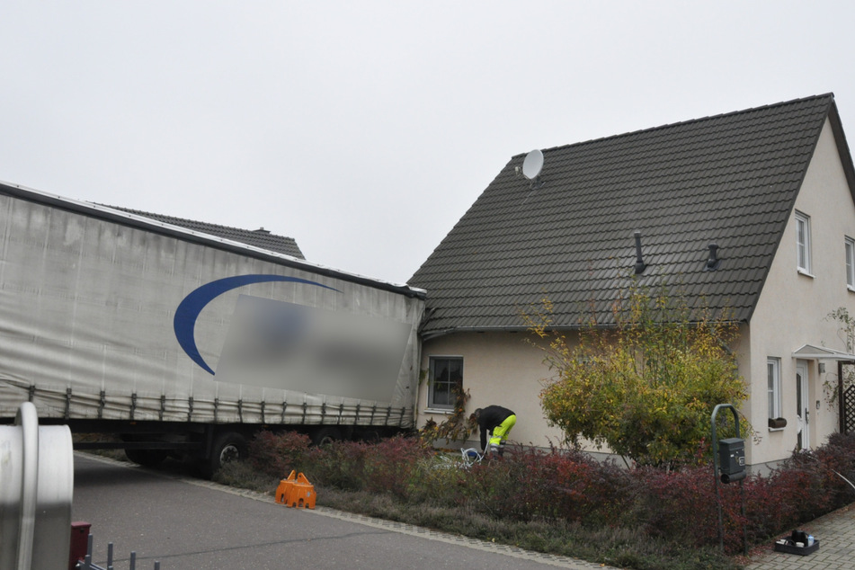 Der Lastwagen knallte gegen ein Wohnhaus.