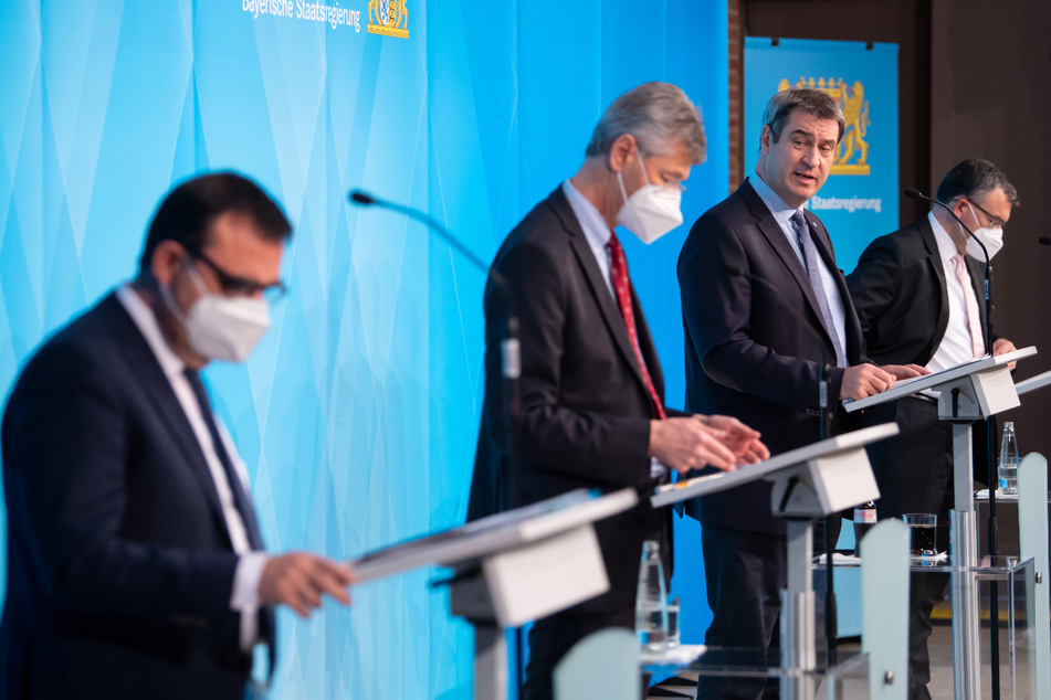 Klaus Holetschek (l-r, CSU), Gesundheitsminister von Bayern, Michael Piazolo (Freie Wähler), Kultusminister von Bayern, Markus Söder (CSU), Ministerpräsident von Bayern, und Florian Herrmann (CSU), Leiter der bayerischen Staatskanzlei, verkünden die neuen Corona-Regeln.