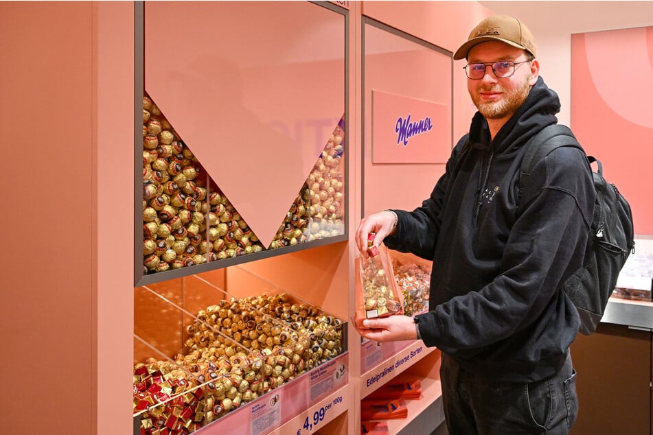 TAG24-Redakteur Malte Kurtz füllte sich bereits eine Tüte an der Pralinen-Theke.