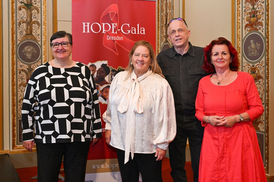 Preisträgerin Maria Decker von "Solwodi", Sängerin Kathy Kelly (63), Pfarrer Stefan Hippler (66) und HOPE-Gala-Initiatorin Viola Klein freuen sich auf die 18. Gala.