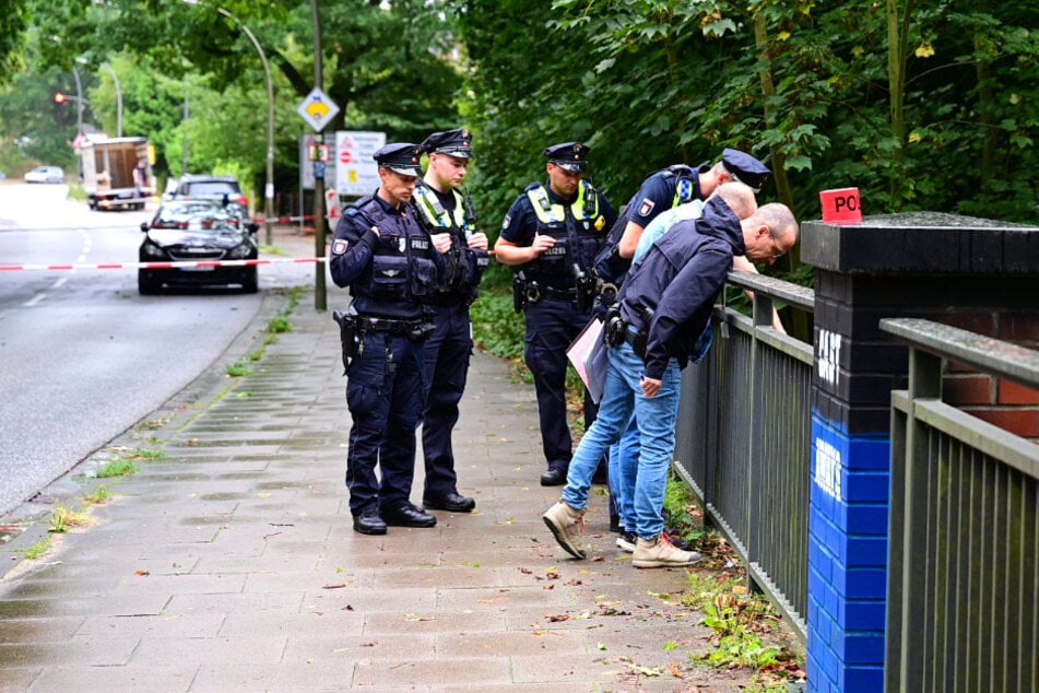 In Hamburg-Tonndorf wurde am Mittwochnachmittag in einem Bach eine unbekleidete Leiche entdeckt.