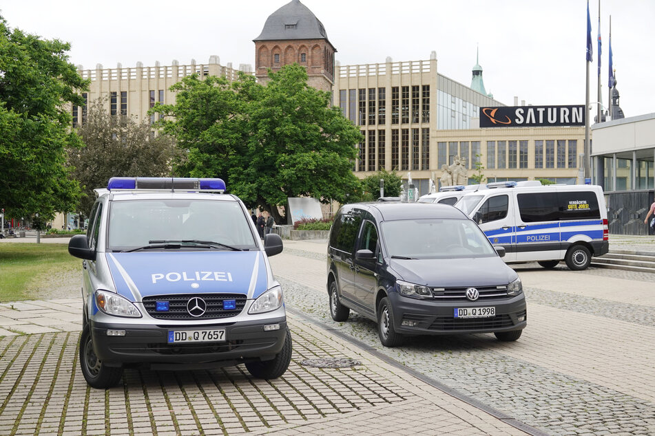 Auf den ersten Blick sieht es wie einer erneute Razzia im Stadthallenpark aus, aber es war eine Übung der Polizeihundeführer.