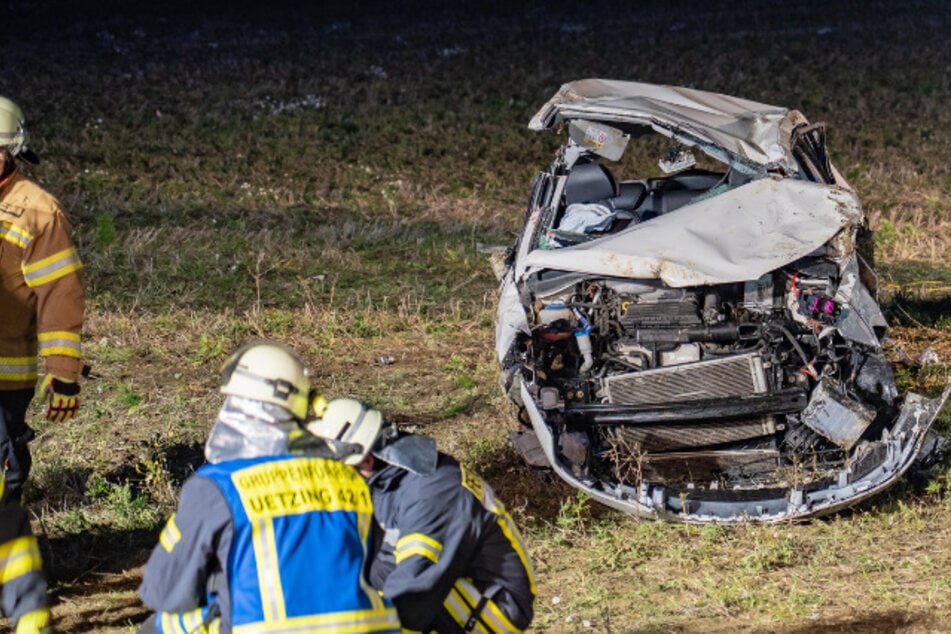 Auto überschlägt sich mehrfach: Vier junge Menschen schwer verletzt
