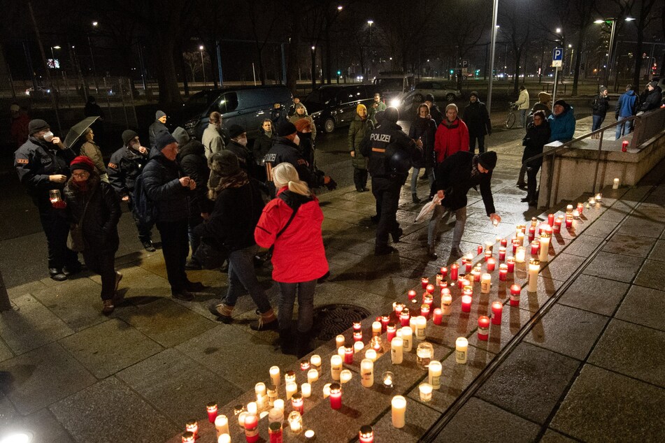 Impfgegner und Kritiker der Corona-Maßnahmen entzünden am Montagabend Kerzen auf einer Freitreppe vor dem Rathaus in Dresden. Sachsens Landesregierung hatte zuvor die Menschen angesichts drastischer Infektionszahlen auf mögliche weitere Einschränkungen eingestimmt.
