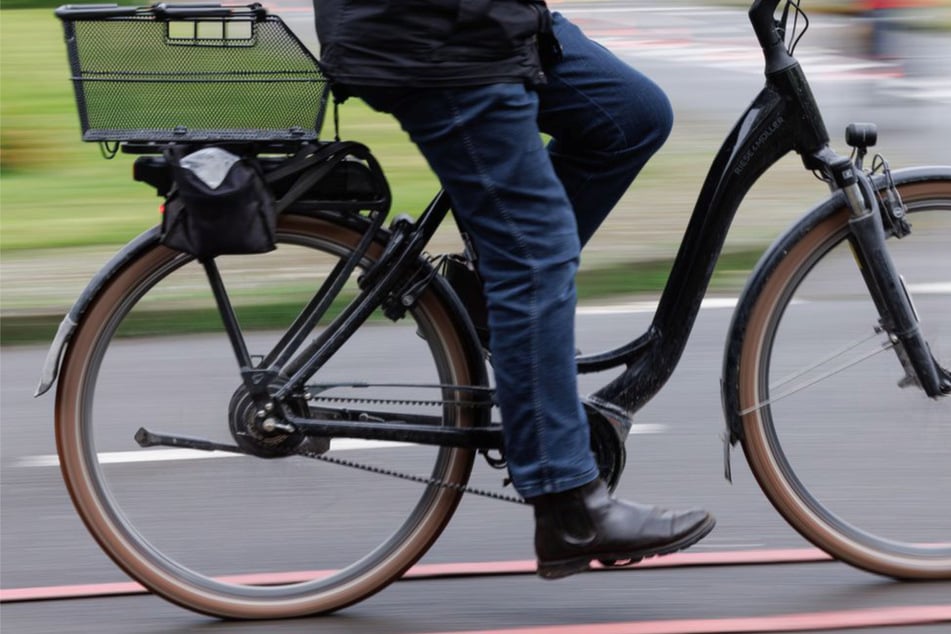 Kind geht nach Schlag zu Boden: Radfahrer attackiert Siebenjährigen auf Schulweg