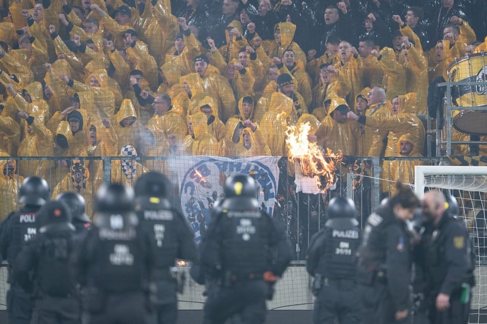 Polizisten stürmten auf das Spielfeld und hatten dn K-Block mit den Fans von Dynamo Dresden im Blick.
