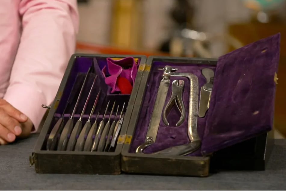 Zum Verkauf steht ein edler Koffer mit antikem Amputationsbesteck. Der Wert: 900 bis 1100 Euro.