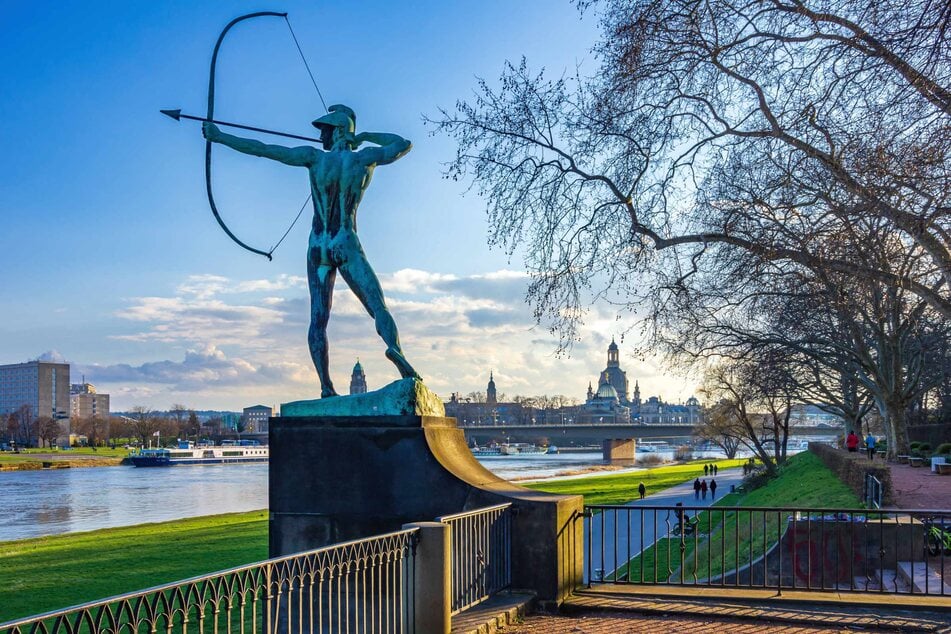 Die erotischste Stadt des Ostens hat sogar einen nackten Bogenschützen!