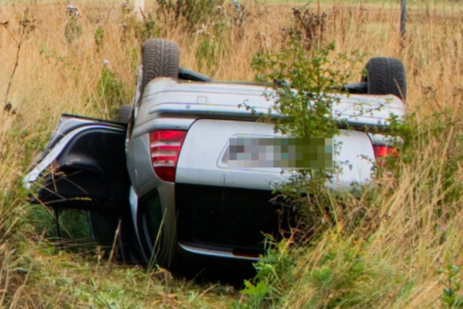 Der Mercedes kam von der Fahrbahn ab, überschlug sich und blieb auf dem Dach liegen.