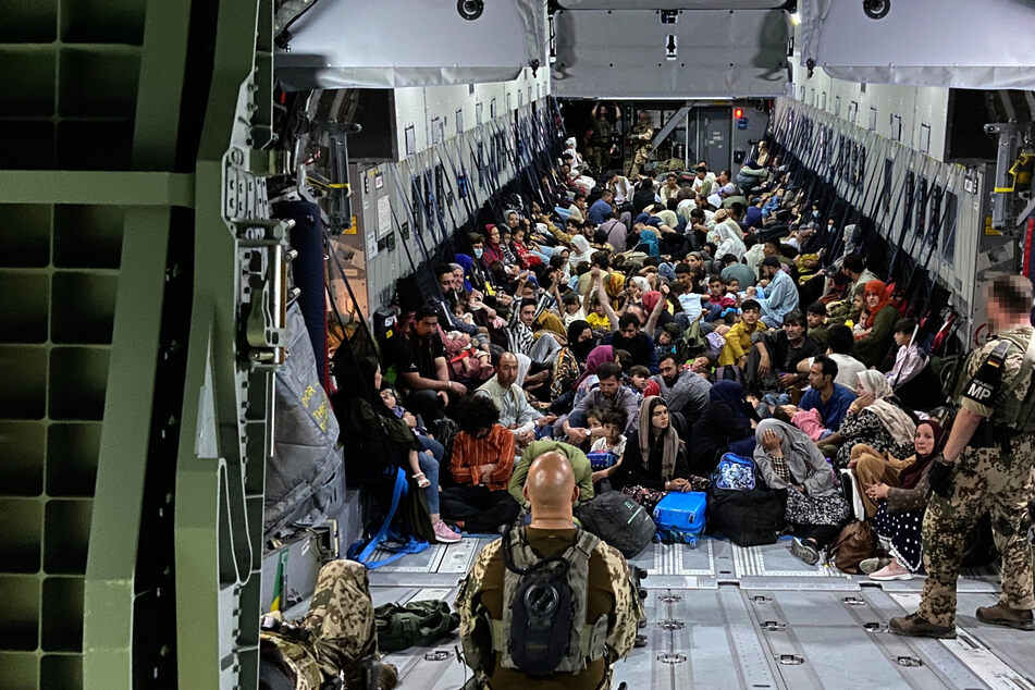 500 deutsche Soldaten in Afghanistan: Bundestag stimmt Rettungseinsatz zu!