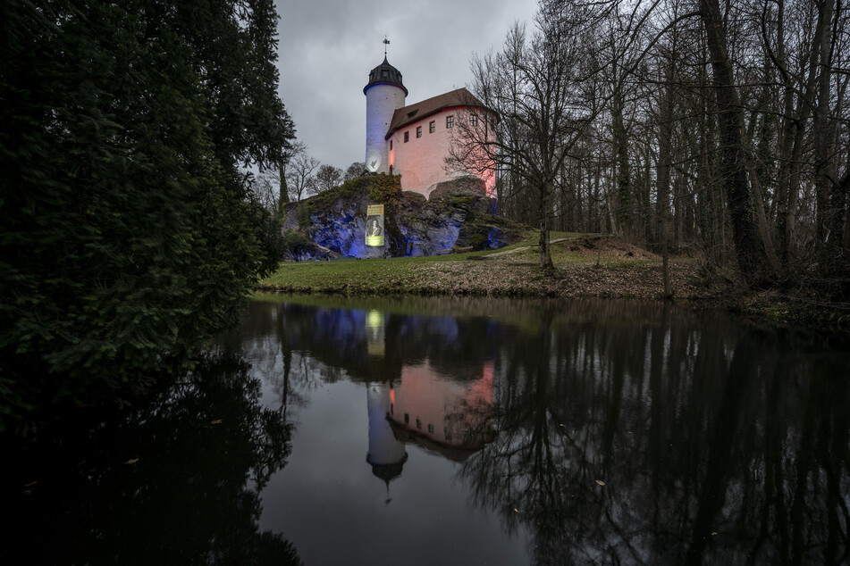 Für die Auftaktveranstaltung zum Weltgästeführertag hatte Burg Rabenstein sich farbenfroh in Szene gesetzt.