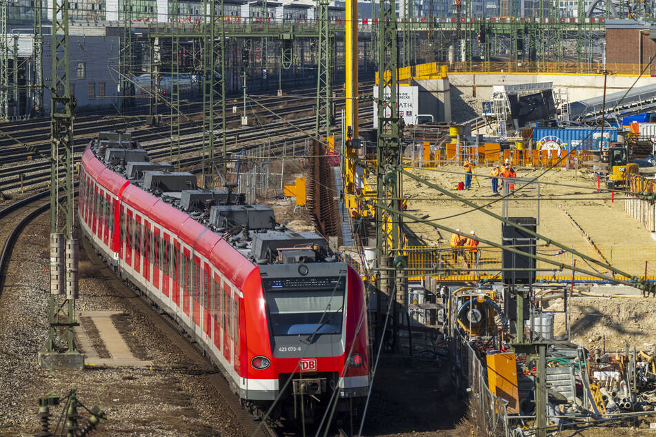 Eine S-Bahn fährt an der Baustelle für die zweite Stammstrecke vorbei. Das Großprojekt sorgt auch 2026 für Einschränkungen im Fahrplanablauf.