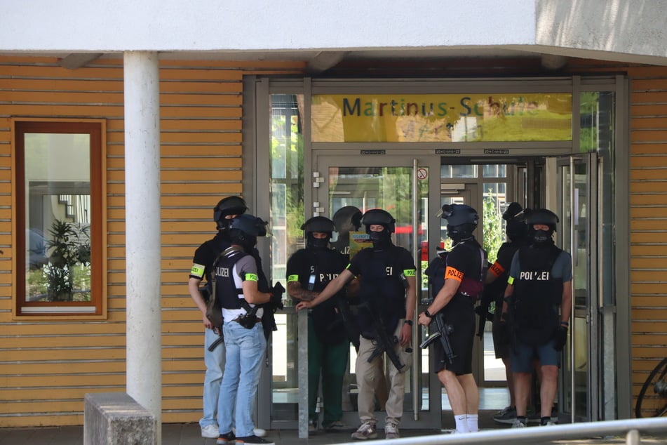 Einsatzkräfte sicherten den Bereich rund um den Schulkomplex nach einem Drohanruf.
