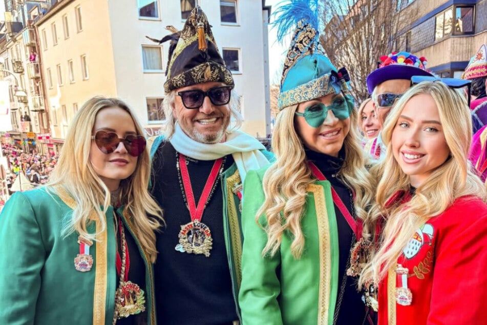Ihre Töchter Davina (22, l.) und Shania (20, r.) sind Robert (61) und Carmen (60) Geiss' ganzer Stolz.
