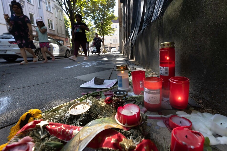 Blumen und Kerzen erinnern an den Tod eines 16-jährigen Jugendlichen in Dortmund.