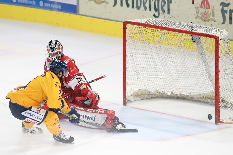 Adam Brady schoss die Füchse zum Derbysieg.
