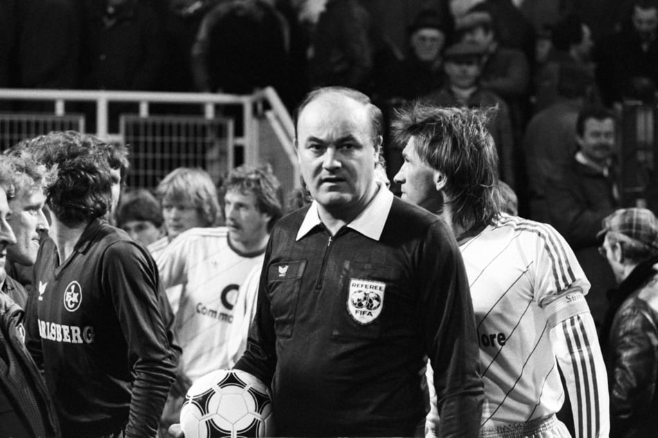 Der Deutsche Fußball-Bund (DFB) trauert um Schiedsrichter-Legende Volker Roth (†83).