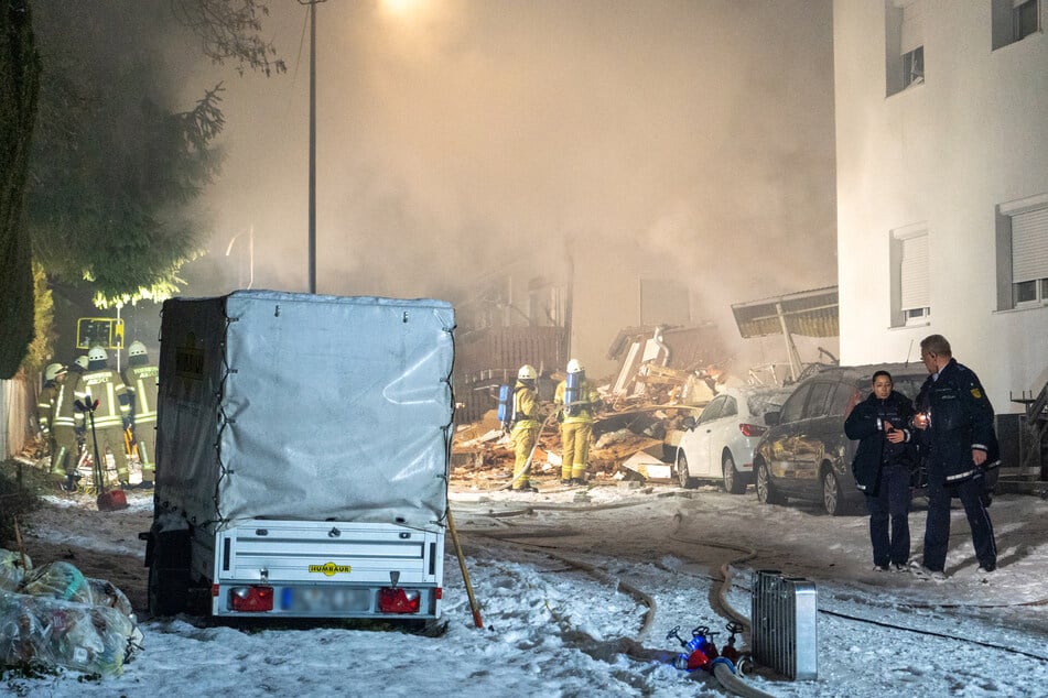 Die Feuerwehr ist weiterhin im Großeinsatz vor Ort.
