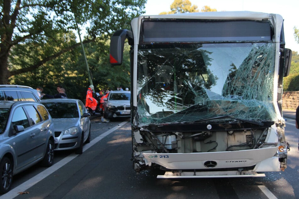 Bei dem schweren Verkehrsunfall in Hagen wurden mindestens zwölf Menschen verletzt.