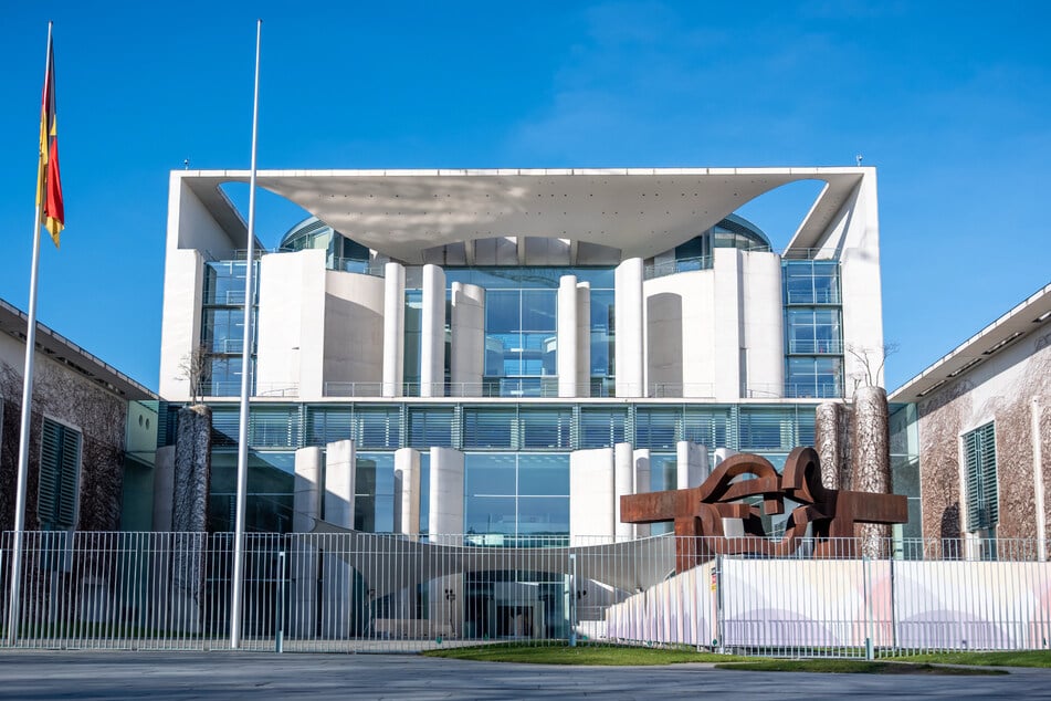 Berlin: Pro-Palästina-Aktivisten beschmieren Kanzleramt mit "Täter"