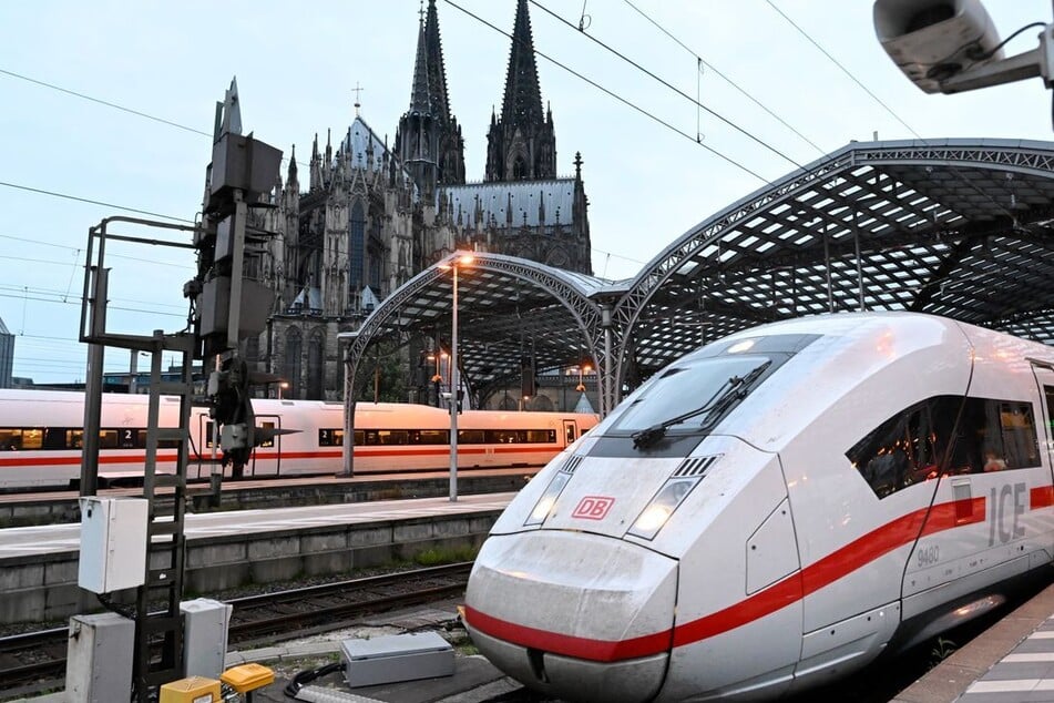 Kölner Feuerwehr im Großeinsatz: Rauchentwicklung am Hauptbahnhof