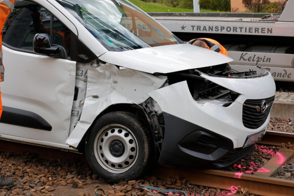 Der Opel Combo wurde durch den Zusammenknall stark beschädigt.