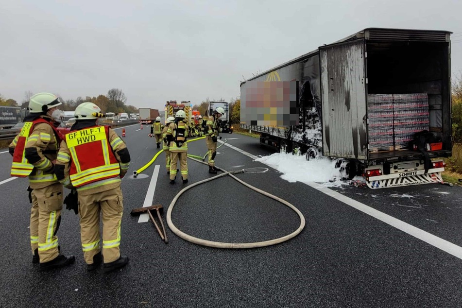 A2 bei Lehrte: Lastwagen mit Cola-Flaschen geht in Flammen auf