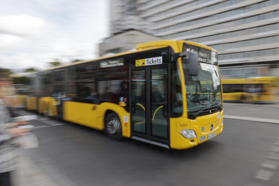Berlin: Attacke auf BVG-Bus: Mann zerschlägt mit Möbelstücken die Scheiben