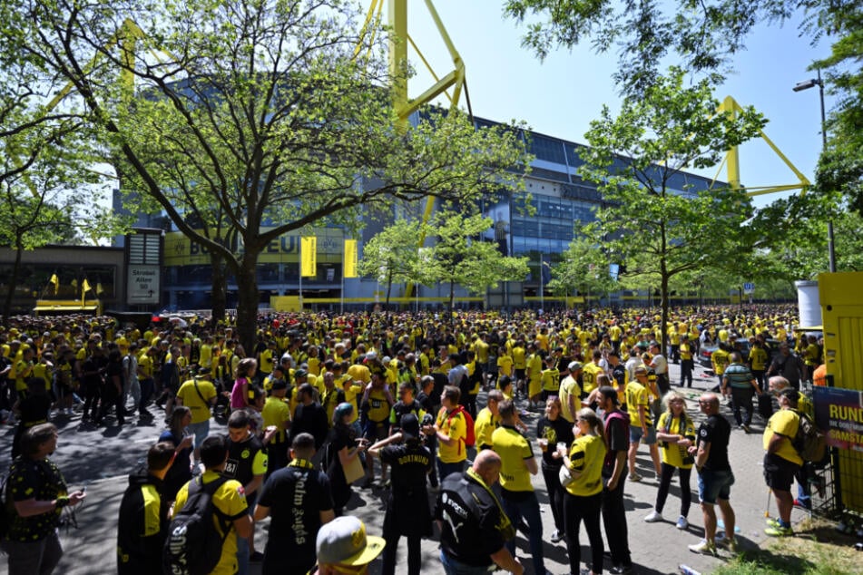 Dortmund ist schon seit Samstagmorgen in schwarz-gelber Hand. Die BVB-Anhänger pilgert bereits am Mittag zu Signal Iduna Park.