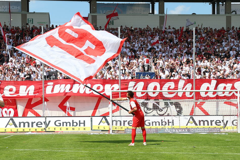 Davy Frick (34) mit seiner Fahne mit der Rückennummer 19 vor dem eigenen Fanblock. Der Abschied fiel gebührend aus.