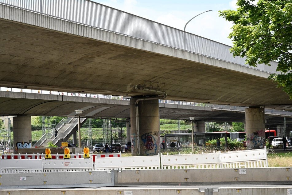In den vergangenen Wochen sind weitere Spanndrähte an der Brücke Budapester Straße gerissen.