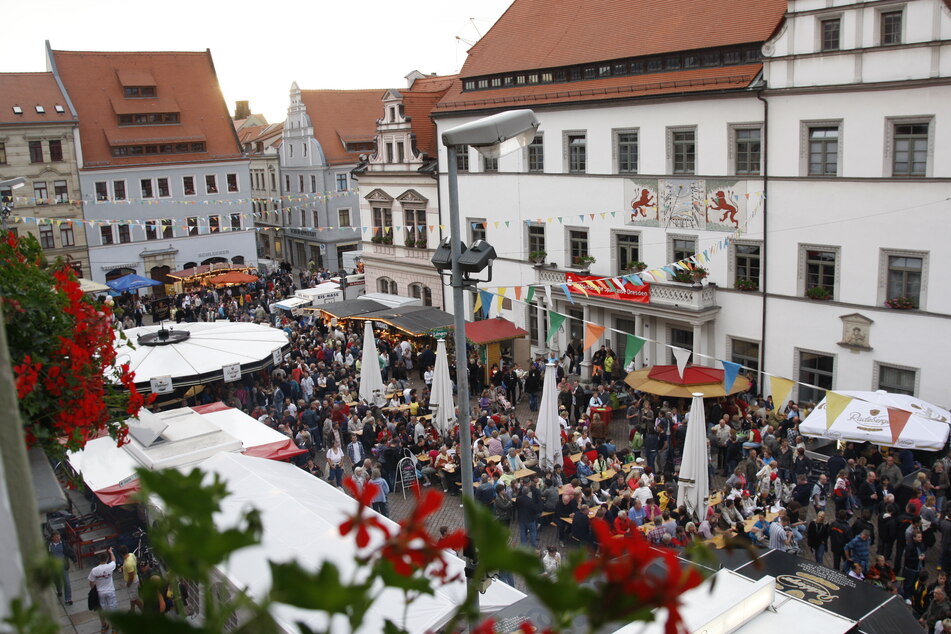 Das Malerfest sorgt auch auf dem Markt von Pirna für reges Treiben.