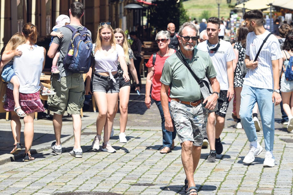 Andrang fast schon wie zu Vor-Corona-Zeiten: Auf der Dresdner Touri-Meile Münzgasse waren die Restaurants am Samstag gut besucht.