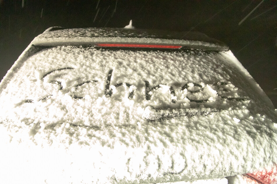 Einige weiße Flocken fielen im Erzgebirge.