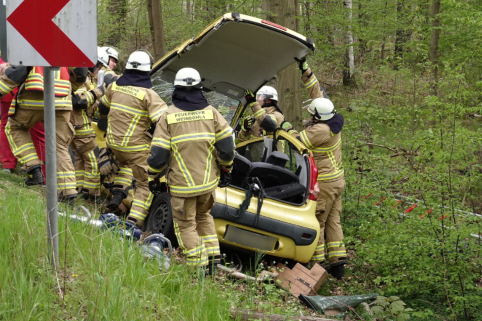 Um die verletzte Frau aus dem Peugeot zu befreien, mussten die Einsatzkräfte das Dach entfernen.