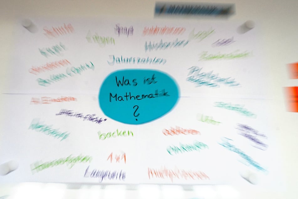 Insgesamt erreichten die in Deutschland getesteten Schüler in Naturwissenschaften im Durchschnitt 486 Punkte, im Lesen 465 Punkte und in Mathematik 464 Punkte.
